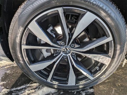 Used 2024 Volkswagen Atlas Cross Sport SEL Premium R-Line image 9