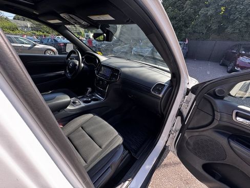 Used 2019 Jeep Grand Cherokee Laredo AWD/4WD image 19