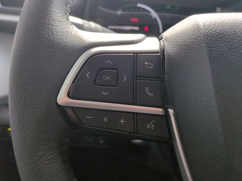 Used 2025 Toyota Sienna XLE w/ XLE Plus Package FWD image 19