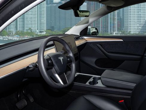 Used 2024 Tesla Model Y Long Range image 15