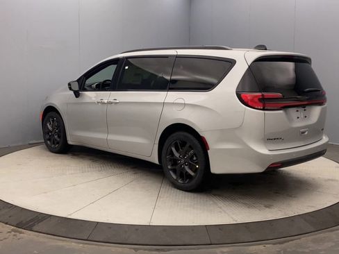 New 2026 Chrysler Pacifica Select w/ S Appearance Package image 3