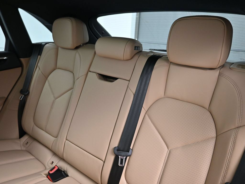 Certified 2026 Porsche Macan AWD/4WD image 6