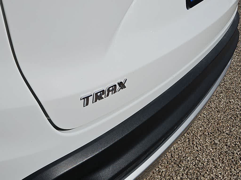 Used 2025 Chevrolet Trax LT FWD image 11