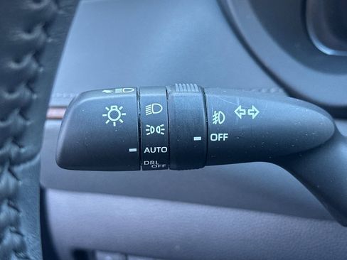 Used 2023 Toyota Venza Limited image 32