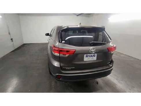 Used 2017 Toyota Highlander XLE FWD image 7