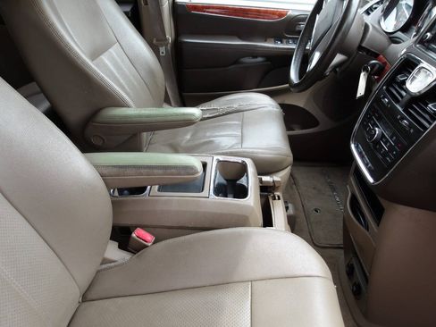 Used 2013 Chrysler Town & Country Touring-L w/ Driver Convenience Group FWD image 16