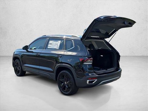 New 2026 Volkswagen Taos SE FWD image 3