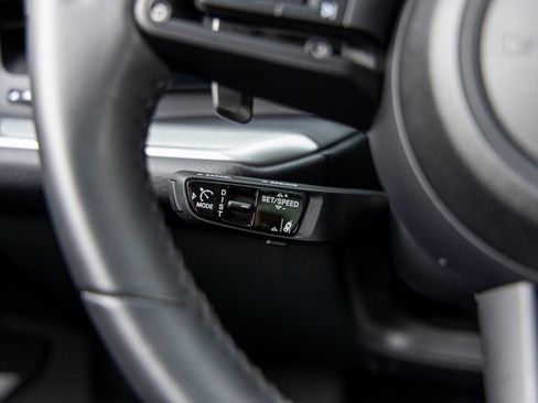 Certified 2025 Porsche Cayenne image 31