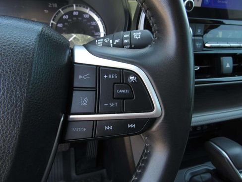 Used 2023 Toyota Highlander LE FWD image 24