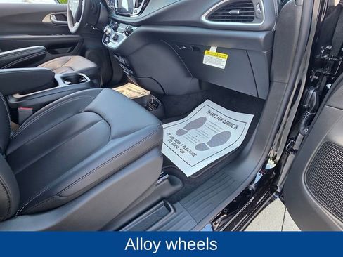 New 2025 Chrysler Pacifica Select image 14