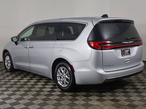 Used 2024 Chrysler Pacifica Touring-L image 11