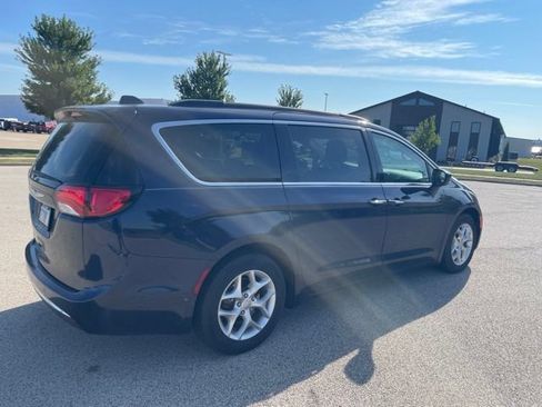 Used 2019 Chrysler Pacifica Touring Plus w/ Advanced Safetytec Group FWD image 3