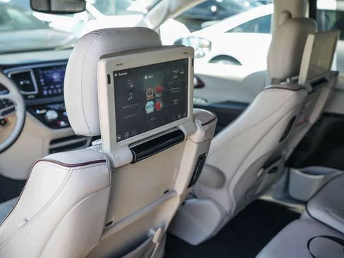 Used 2017 Chrysler Pacifica Limited w/ UConnect Theater Package FWD image 18