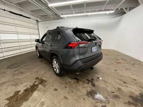 Used 2021 Toyota RAV4 XLE Premium image 4