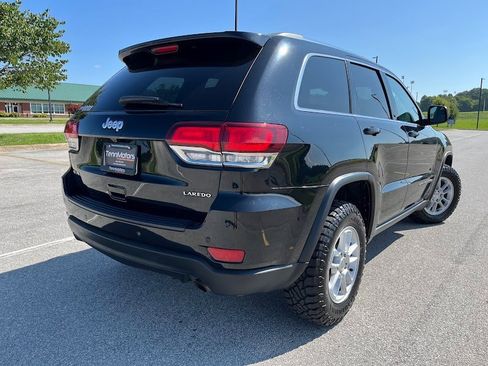 Used 2020 Jeep Grand Cherokee Laredo image 4
