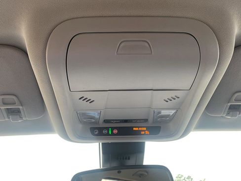 Used 2024 GMC Terrain SLE w/ Driver Convenience Package image 11