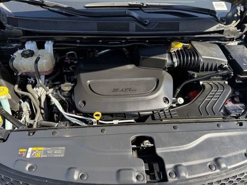 Used 2023 Chrysler Voyager LX image 27