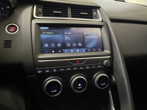 Used 2018 Jaguar E-PACE SE image 28