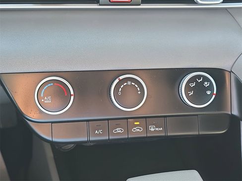 Used 2025 Hyundai Elantra SE image 23