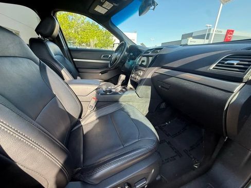 Used 2018 Ford Explorer XLT w/ Equipment Group 202A AWD/4WD image 16