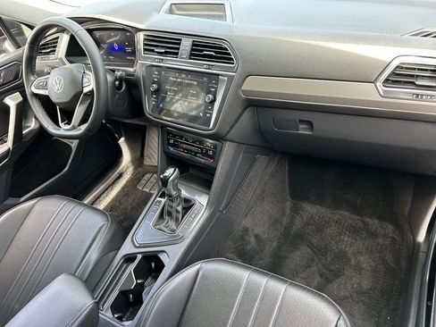 Used 2024 Volkswagen Tiguan SE w/ Panoramic Sunroof Package FWD image 10