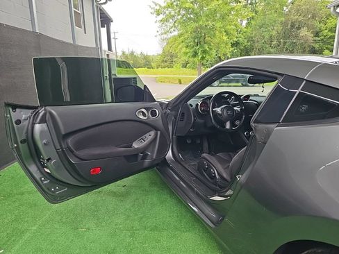 Used 2017 Nissan 370Z Coupe RWD image 17