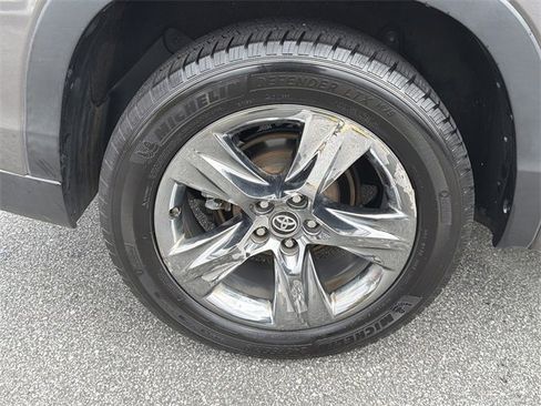 Used 2018 Toyota Highlander Limited Platinum image 17