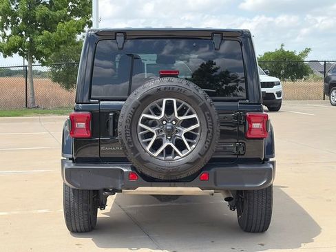 Used 2025 Jeep Wrangler Sahara image 8