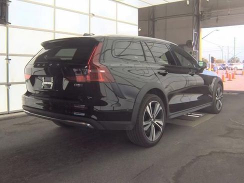 Used 2025 Volvo V60 B5 Cross Country Plus AWD/4WD image 2