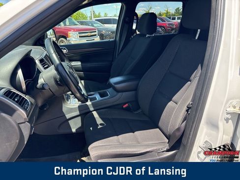 Used 2018 Jeep Grand Cherokee Laredo AWD/4WD image 13