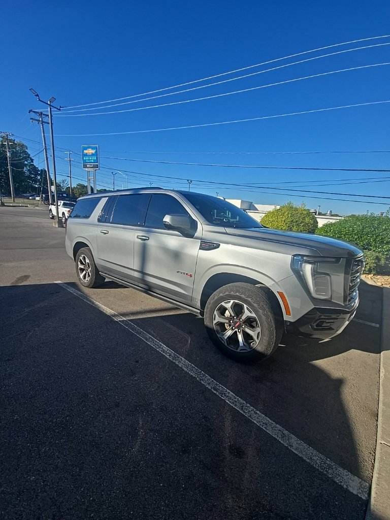 Used 2025 GMC Yukon XL AT4 Ultimate AWD/4WD image 3
