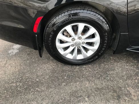 Used 2018 Chrysler Pacifica Touring-L image 41