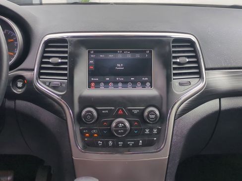 Used 2019 Jeep Grand Cherokee Laredo RWD image 19