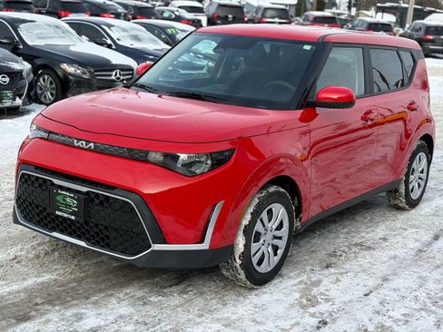 Used 2025 Kia Soul LX image 3