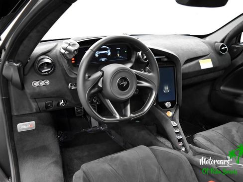 Used 2025 McLaren 750S image 24