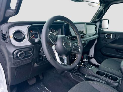 Used 2024 Jeep Wrangler Unlimited Sahara w/ Technology Group AWD/4WD image 9