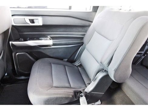 Used 2022 Ford Explorer XLT image 11