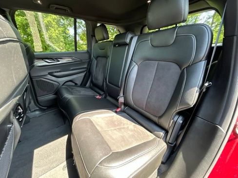 Used 2023 Jeep Grand Cherokee Altitude AWD/4WD image 23