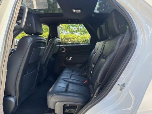 Used 2019 Land Rover Discovery SE AWD/4WD image 12