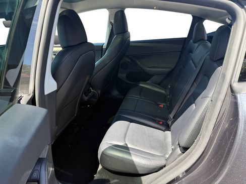 Used 2025 Tesla Model Y Long Range AWD/4WD image 16