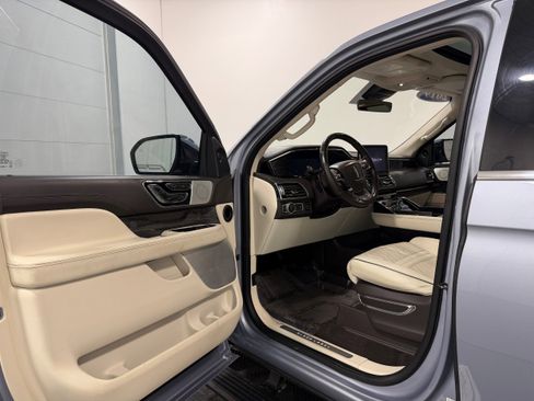 Used 2019 Lincoln Navigator Black Label w/ Cargo Package image 3