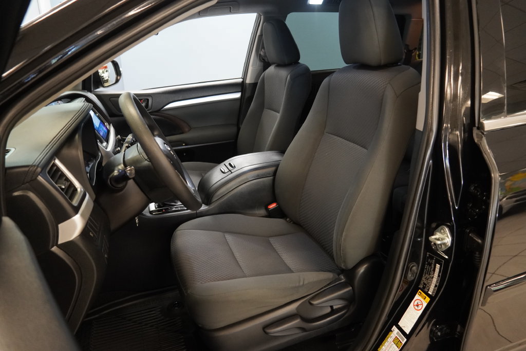 Used 2019 Toyota Highlander LE w/ Protection Package #3 AWD/4WD image 3