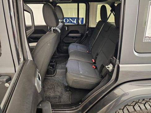 Used 2019 Jeep Wrangler Unlimited Sahara AWD/4WD image 22