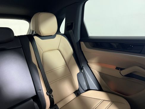 Certified 2025 Porsche Cayenne AWD/4WD image 17