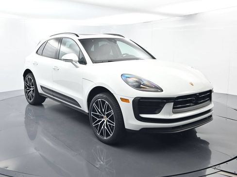 Certified 2026 Porsche Macan AWD/4WD image 17