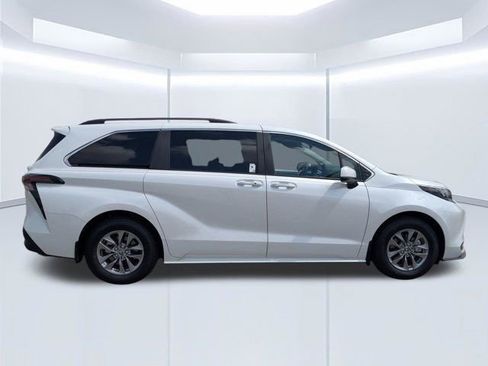 Used 2025 Toyota Sienna XLE FWD image 3