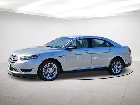 Used 2017 Ford Taurus SE image 3