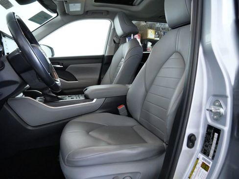 Used 2020 Toyota Highlander XLE image 18