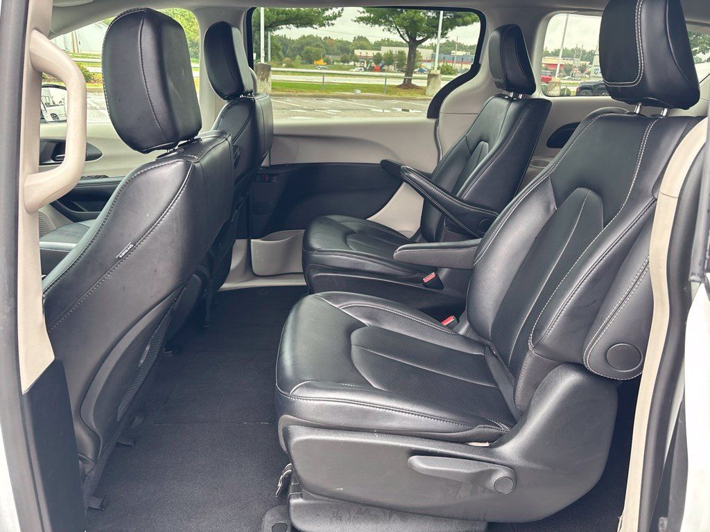 Used 2024 Chrysler Pacifica Limited FWD image 13