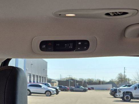 Used 2018 Chrysler Pacifica Touring-L FWD image 14